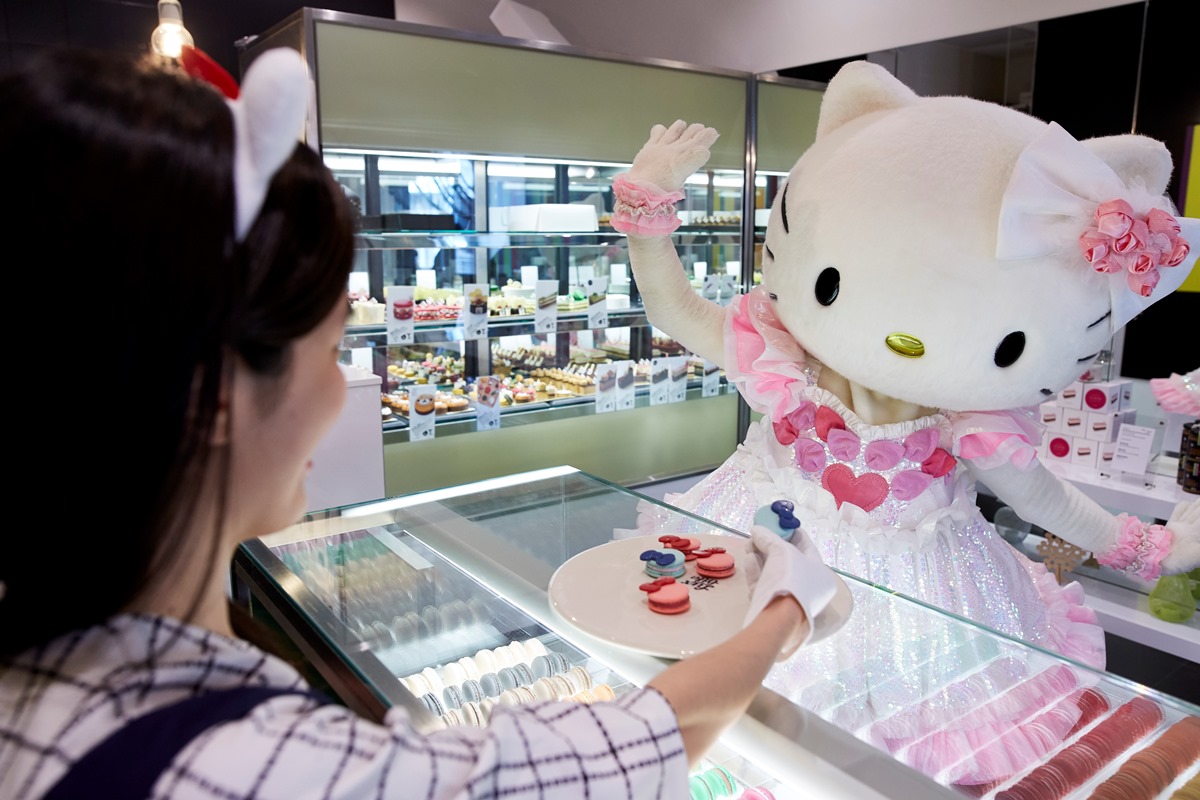 Hello kitty phone case image